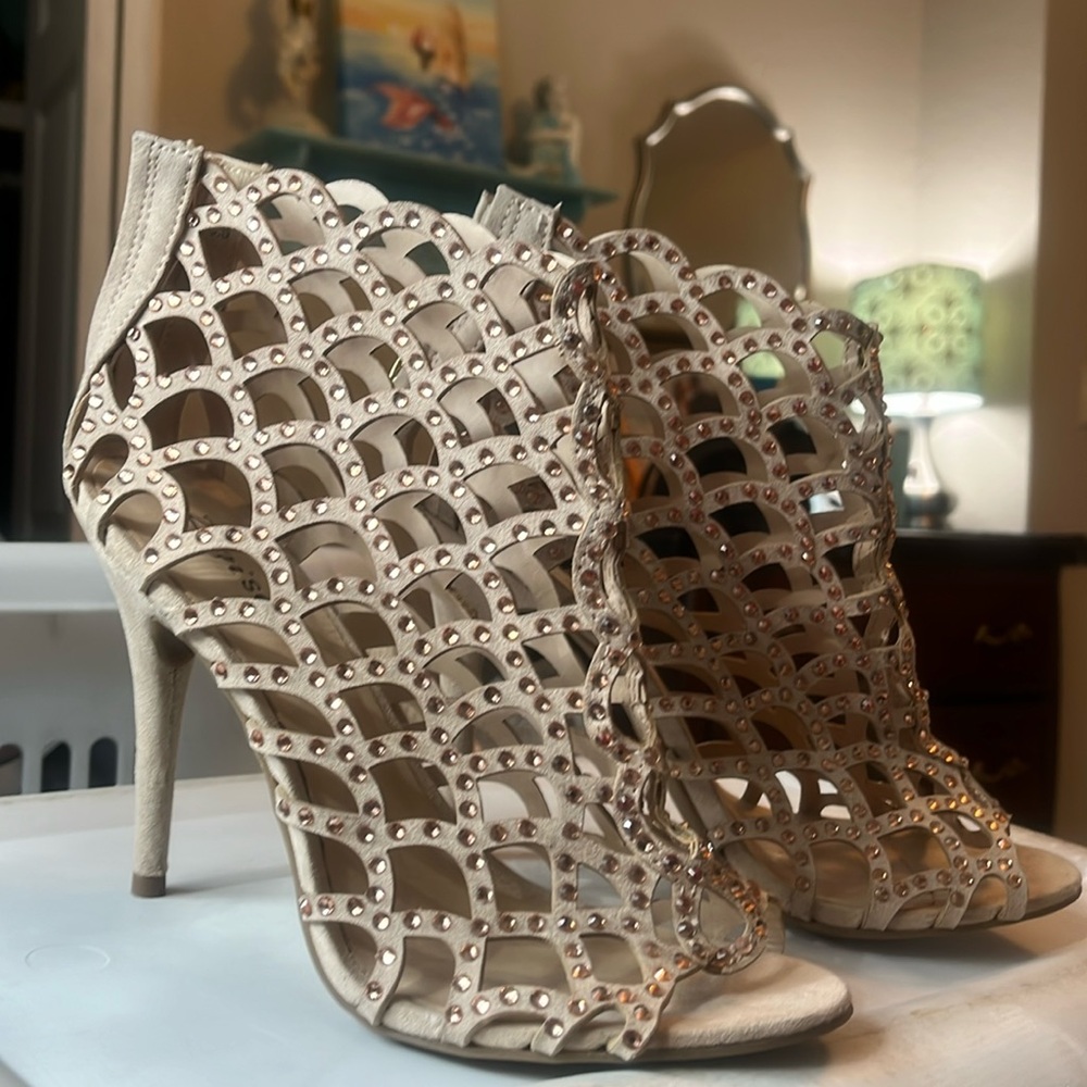 Zigi soho 
Size 8.5 shoe